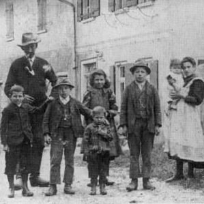 Cun diesch onns a l’ester